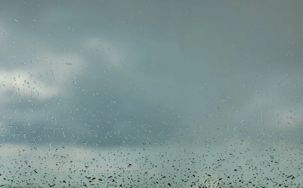Glas Mit Regentropfen Auf Dem Hintergrund Eines Gewitters Regentropfen Auf — Stockfoto