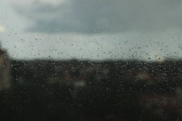 Glas Mit Regentropfen Auf Dem Hintergrund Eines Gewitters Regentropfen Auf — Stockfoto