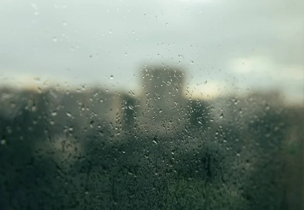 Fırtınanın Arka Planında Yağmur Damlaları Olan Cam Şehrin Arka Planında — Stok fotoğraf