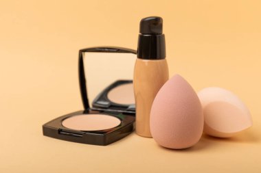 Makyaj aksesuarları, güzellik karıştırıcısı, toz ve temel açık kahverengi dokular. Güzellik ve moda. Güzellik konsepti