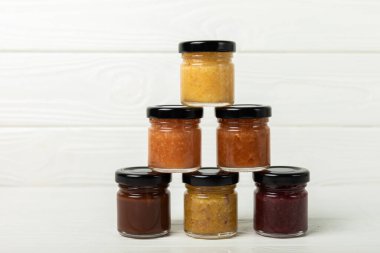 Beyaz desenli ahşap üzerine fındıklı bal reçeli. Çeşit çeşit bal. Fıstıklı ve bademli bal. Çevre dostu ürün. Vitaminli reçel. Soğuk remedy.Uzayı kopyala