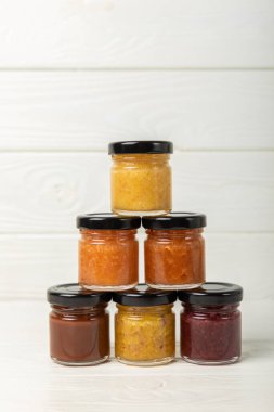 Beyaz desenli ahşap üzerine fındıklı bal reçeli. Çeşit çeşit bal. Fıstıklı ve bademli bal. Çevre dostu ürün. Vitaminli reçel. Soğuk remedy.Uzayı kopyala