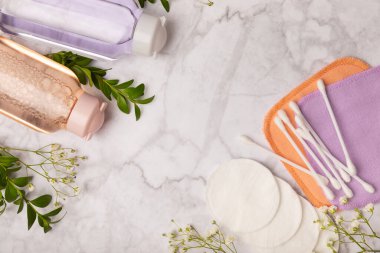 Micellar su, pamuklu makyaj temizleyicisi. TONIC. Sebum ve makyajdan deri temizleme. Beyaz mermer arka planda kompozisyon. Güzellik konsepti. Uzay metnini kopyala düz yat