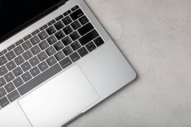 Gri desenli arka planda dizüstü bilgisayarın klavyesi. Modern bir dizüstü bilgisayarın klavyesi. Üst görünüm.
