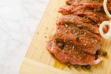 Soğan ve biberli taze çiğ biftek. Et için marine edilmiş. Biftek..