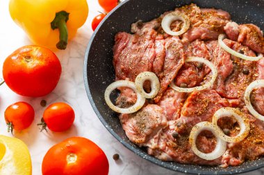 Kızartma tavasında domatesli, soğanlı ve biberli taze biftek. Biftek..