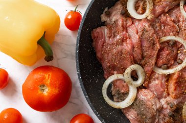 Kızartma tavasında domatesli, soğanlı ve biberli taze biftek. Biftek..