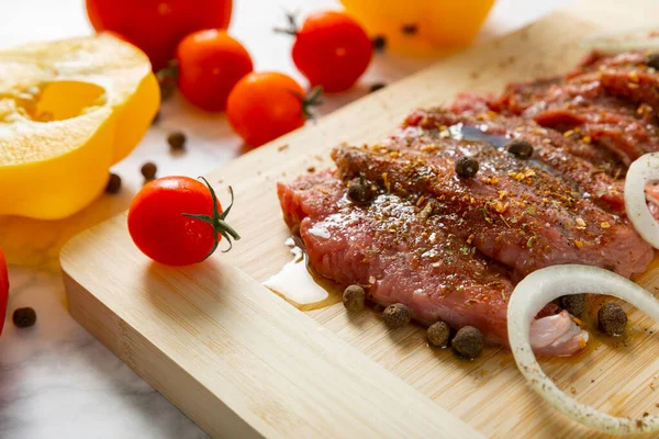 쇠고기 국물을 양파와 후추를 곁들인 쇠고기 스테이크 배경에는 야채를 넣는다 — 스톡 사진
