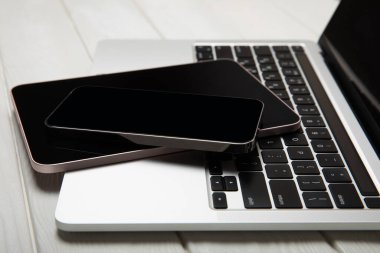 Bilgisayarı tablet ve akıllı telefonla beyaz doku masasında aç. Mockup.Mockup. Teknoloji ve elektronik. Teknoloji konsepti. Çeşitli aygıtlar.