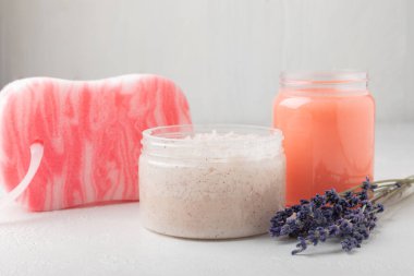 Beyaz desenli arka planda doğal lavanta fırçası. Vücut fırçası. Vücut bakımı. Argan yağı ve Himalaya tuzu katılmış şeker kabuğu. spa seti