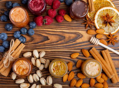 Cam kavanozdaki bal. Ahududu ve yaban mersini bal reçeli. Soğuk algınlığı ve solunum hastalıklarına iyi gelir. Vejetaryen diyetinin organik ürünü. kopyalama alanı. Boşluğu kopyala