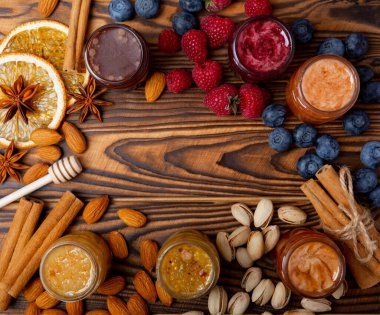 Cam kavanozdaki bal. Ahududu ve yaban mersini bal reçeli. Soğuk algınlığı ve solunum hastalıklarına iyi gelir. Vejetaryen diyetinin organik ürünü. kopyalama alanı. Boşluğu kopyala