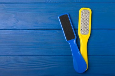 Pedikür aletleri. Sünger taşı ve mavi doku arkaplanının ayak dosyası. Yakın plan. Lastik patladı. Metin için boşluk, kopyalamak için boşluk.