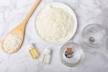 Ekolojik ve vejetaryen el yapımı soya mumları. Ahşap işlemeli mumlar. Şeffaf konteynır. Cam bir kavanozda soya cilası, gerekli yağlar, kurumuş çiçekler. Mum yapımı çatal bıçak. Vegan ürünü. Boşluğu kopyala..