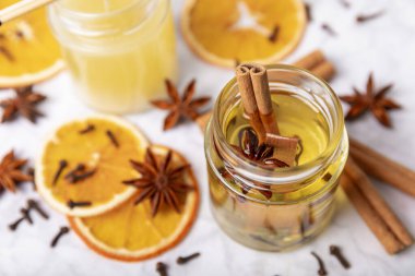 Ahşap bir masada balmumu dolu cam kavanozlar. El yapımı baharatlı mumlar. Ekolojik ve vejetaryen el yapımı soya mumları. Mesaj için yer var. El yapımı mum. Konfor için kış ve sonbahar dekoru..