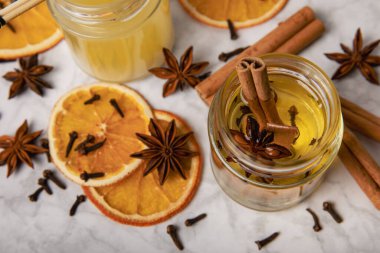 Ahşap bir masada balmumu dolu cam kavanozlar. El yapımı baharatlı mumlar. Ekolojik ve vejetaryen el yapımı soya mumları. Mesaj için yer var. El yapımı mum. Konfor için kış ve sonbahar dekoru..