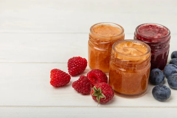 Miele Barattolo Vetro Marmellata Lamponi Mirtilli Rimedio Raffreddori Malattie Respiratorie — Foto Stock