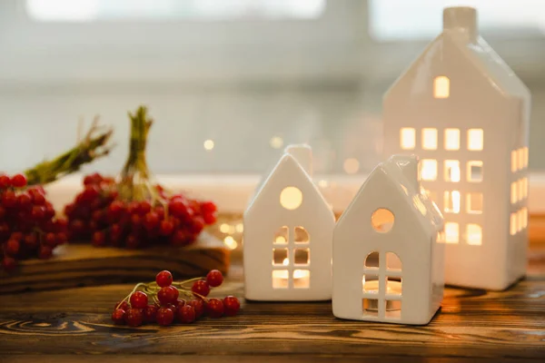 Pequeñas Casas Navidad Con Velas Encendidas Interior Sobre Fondo Borroso —  Fotos de Stock