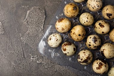 Siyah desenli bıldırcın yumurtaları. Tam ve kırık bıldırcın yumurtaları. Doğal ürünler. Mesaj için yer. Taze bıldırcın yumurtası. Protein. Kalsiyum.