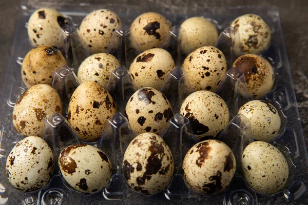 Kwarteleieren Zwarte Textuur Achtergrond Hele Gebroken Kwarteleieren Natuurlijke Producten Plaats — Stockfoto