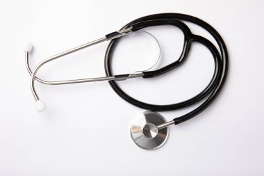 Siyah tonometre ve kalp beyazda izole edildi. Tıbbi ekipman tansiyon monitörü. Sağlık hizmeti. Mesaj için yer. Tıp konsepti. Kardiyoloji konsepti.