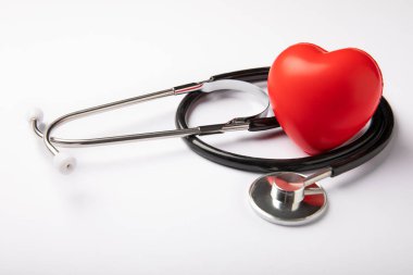 Siyah tonometre ve kalp beyazda izole edildi. Tıbbi ekipman tansiyon monitörü. Sağlık hizmeti. Mesaj için yer. Tıp konsepti. Kardiyoloji konsepti.