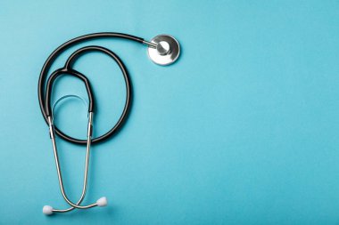 Mavi arka planda siyah tonometre. Tıbbi ekipman tansiyon monitörü. Sağlık hizmetleri. Mesaj için yer. Tıp konsepti. Kardiyoloji konsepti.