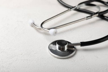 Beyaz dokuda siyah tonometre. Tıbbi ekipman tansiyon monitörü. Sağlık hizmetleri. Mesaj için yer. Tıp konsepti. Kardiyoloji konsepti.