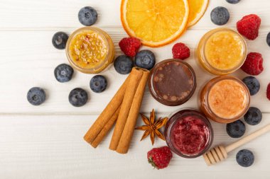 Bir kavanoz bal. Ahududulu, yaban mersinli, bademli ve şam fıstıklı meyve balı. Sağlık ve güzellik için reçeller. Bal kreması. Vejetaryen diyetinin organik ürünü. Uzayı kopyala. Uzayı kopyala.