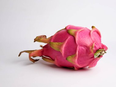 ejderha meyvesi pitaya beyaz üzerine izole