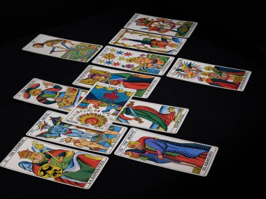 tarot kartları fal konsepti koyu arkaplan