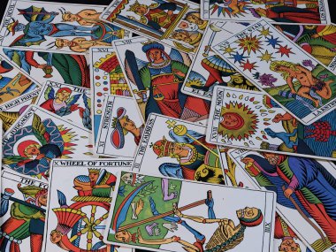 tarot kartları fal konsepti koyu arkaplan