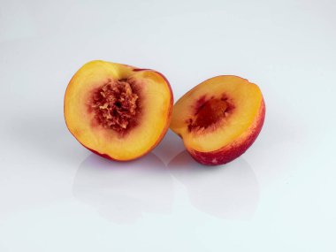 Beyaz arka plan üzerinde kesme izole meyve kuru soğan