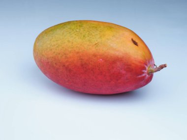 beyaz zemin üzerine olgun mango