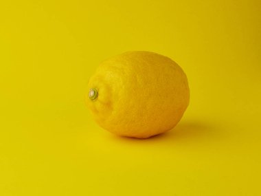 Sarı arka planda tam limon