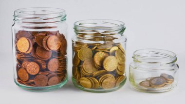 Para biriktirme kavramı beyaz arka planda izole edilmiş cam şişede para toplama kavramı.