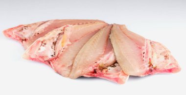 Beyaz arkaplanda Sea Bream Fillets 'in bileşimi.
