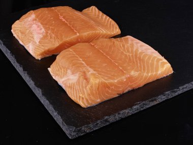 Koyu arkaplanda çiğ somon bifteği