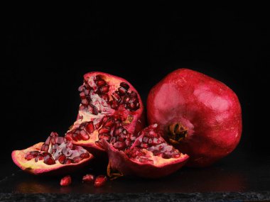 iki nar koyu arkaplanda