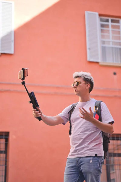 Homem Caucasiano Postando Vivo Nas Redes Sociais Viagem Itália — Fotografia de Stock