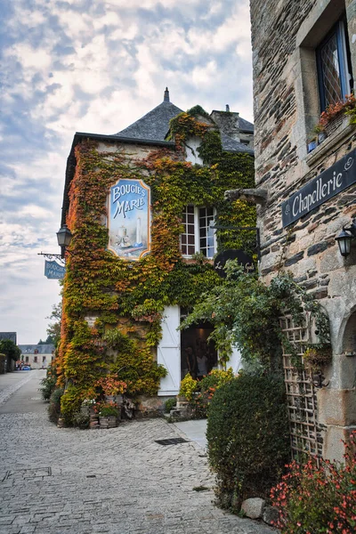 Μεσαιωνικό Σπίτι Την Πρόσοψη Γεμάτη Λουλούδια Στο Rochefort Terre Bretagne — Φωτογραφία Αρχείου