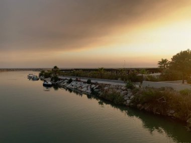 Yan tarafta harika gün batımı