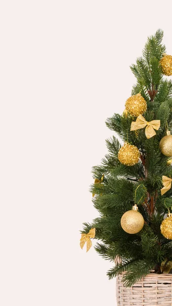 Arbre Noël Avec Décorations Dorées Sur Fond Pastel Beige Idée — Photo