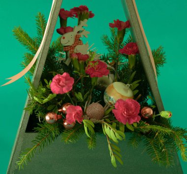 Yılbaşı çiçekleri ve Noel ağacı aranjmanı. Yaratıcı fikir.