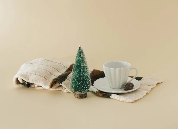 Festlicher Ideenschal Und Kaffeetasse Auf Beigem Hintergrund Minimalkonzept Weihnachten — Stockfoto