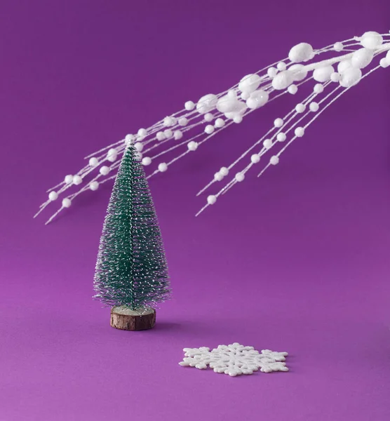 Kreative Idee Von Einem Weihnachtsbaum Und Einer Weißen Schneeflocke Minimales — Stockfoto