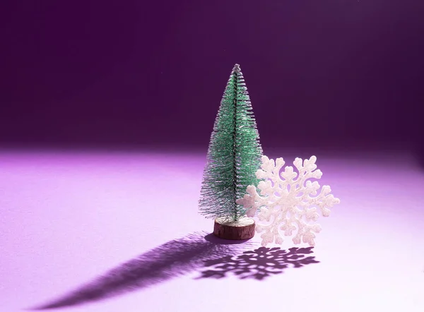 Lila Hintergrund Weiße Schneeflocke Und Grüner Weihnachtsbaum Mit Schatten — Stockfoto