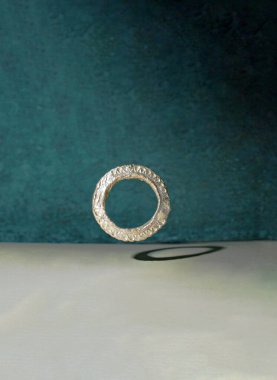 Yaratıcı fikir pastel nane yeşili arka plan. Çiçek gibi altın çember. Asgari konsept.