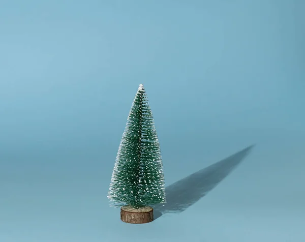 Grüner Weihnachtsbaum Auf Blauem Hintergrund Minimales Dekorationskonzept Für Das Neue — Stockfoto