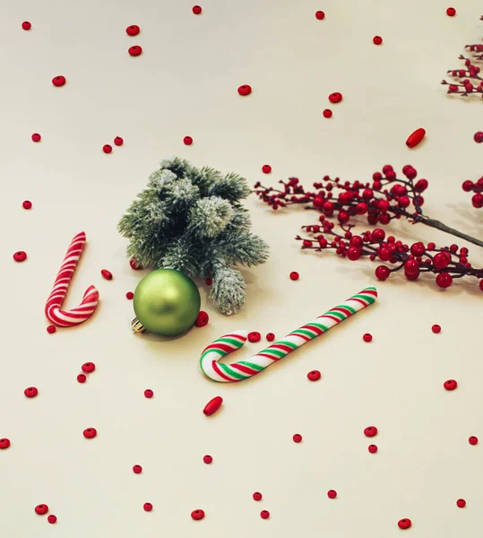 Kreative Gestaltung Mit Pastellfarbener Weihnachtsdekoration Neujahrshintergrund Minimales Konzept — Stockfoto
